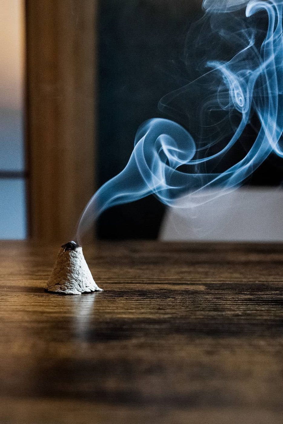 Cône de moxa qui se consume, fumée bleutée