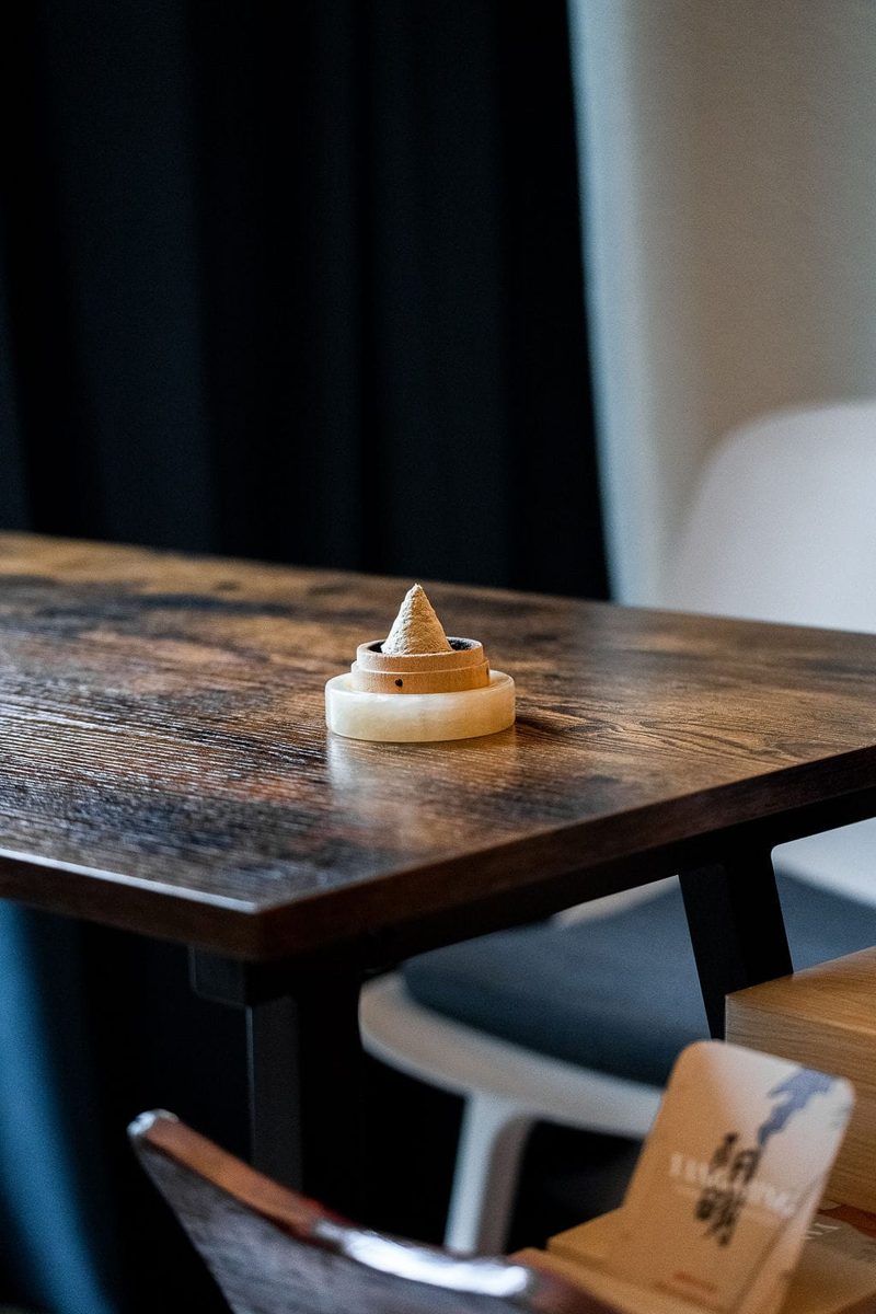 Cône de moxa posé sur une table en bois